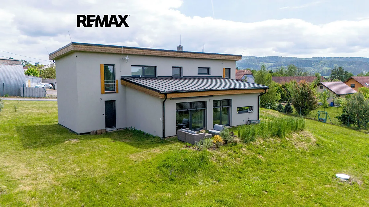 Prodej rodinného domu 193 m², pozemek 2605 m²